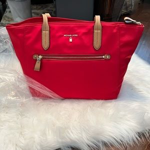 New with tags. Beautiful Micheal Kors tote. Very roomy.
